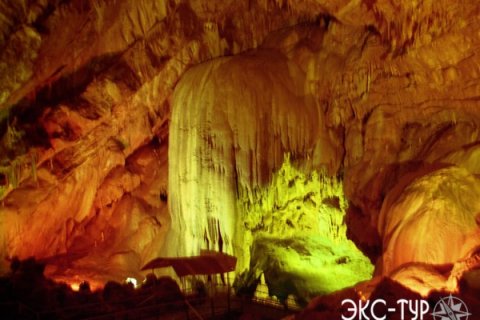 Сталактиты и сталагмиты. Один из популярных залов пещеры
