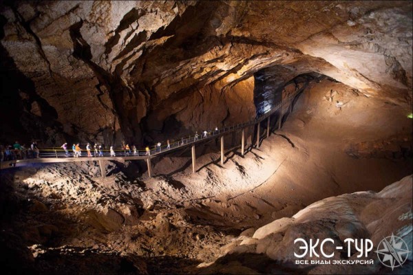 Один из залов пещеры. Фото показывает масштабы и величие Новоафонской пещеры